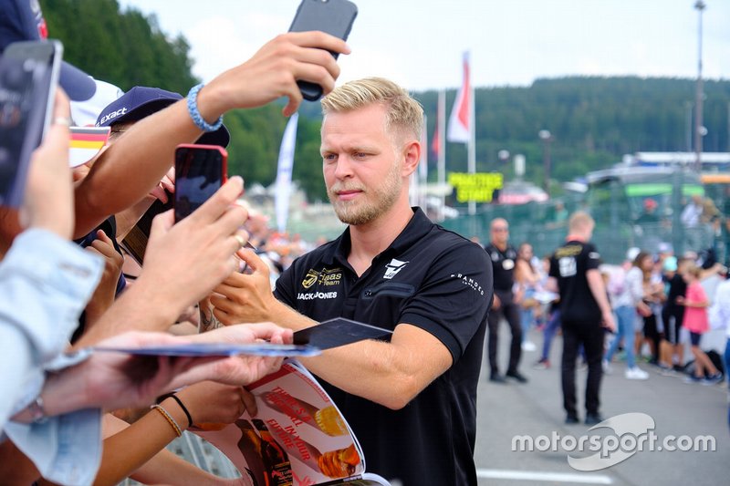Kevin Magnussen, Haas F1 team firma autografi ai fan