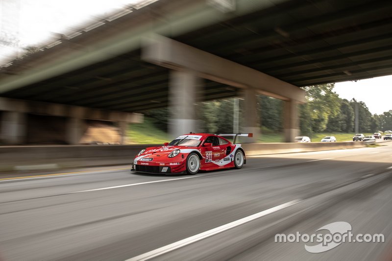La decoración del Porsche 911 RSR, dedicada a Coca-Cola