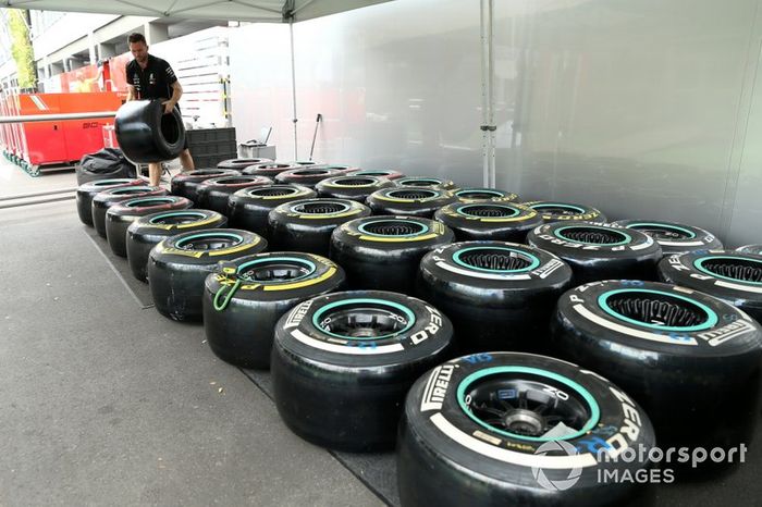 Un miembro de Mercedes AMG con neumáticos Pirelli