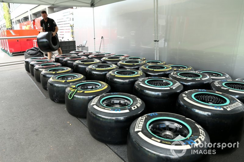 Un miembro de Mercedes AMG con neumáticos Pirelli