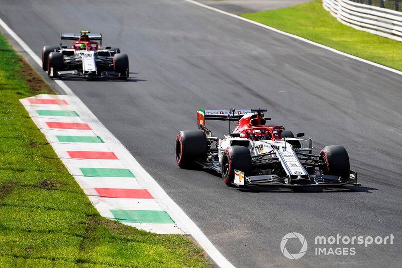 Kimi Raikkonen, Alfa Romeo Racing C38, precede Antonio Giovinazzi, Alfa Romeo Racing C38