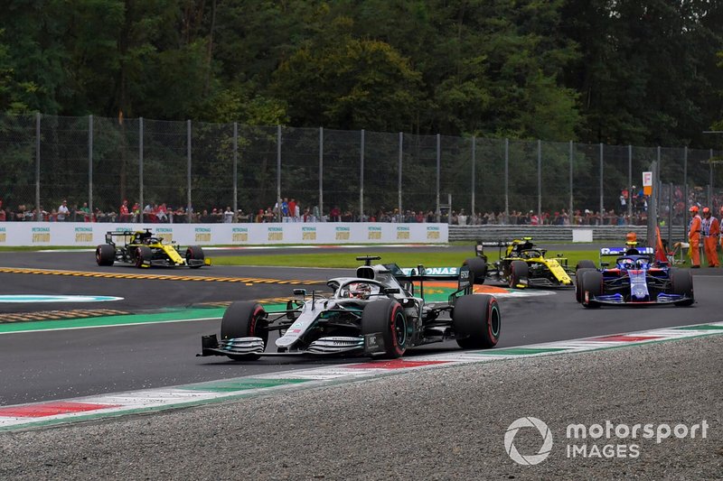 Lewis Hamilton, Mercedes AMG F1 W10, precede Pierre Gasly, Toro Rosso STR14