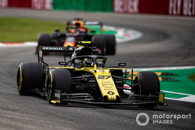Nico Hulkenberg, Renault F1 Team R.S. 19, precede Max Verstappen, Red Bull Racing RB15