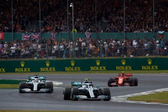 Valtteri Bottas, Mercedes AMG W10, voor Lewis Hamilton, Mercedes AMG F1 W10, en Charles Leclerc, Ferrari SF90