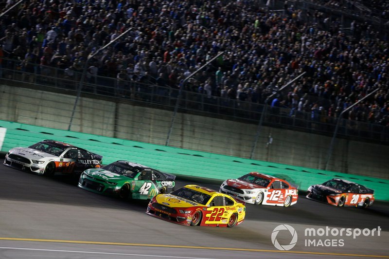 Joey Logano, Team Penske, Ford Mustang Shell Pennzoil Kyle Larson, Chip Ganassi Racing, Chevrolet Camaro Clover