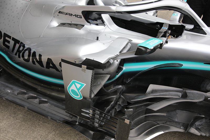 Mercedes F1 AMG W10, dettaglio dei nuovi deviatori di flusso con 5 elementi e senza struttura a ponte