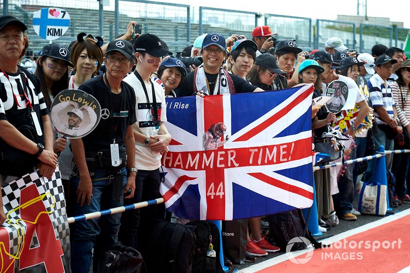 Fans outside of the AMG Mercedes F1 garage