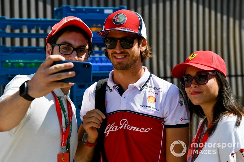 Antonio Giovinazzi, Alfa Romeo Racing takes a selfie with a fan 