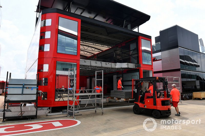 Kru Ferrari mendirikan motorhome