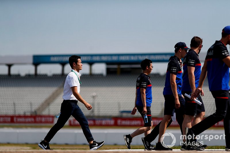 Naoki Yamamoto walks the track with Daniil Kvyat, Toro Rosso and his mechanics 