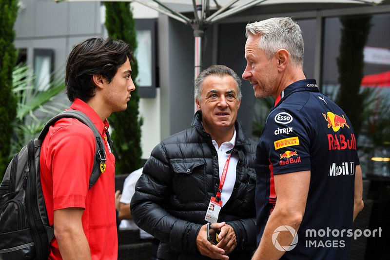 Jonathan Wheatley, Team Manager, Red Bull Racing, talks to Jean and Giuliano Alesi