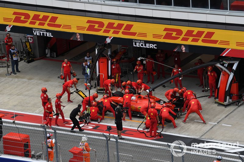 Sebastian Vettel, Ferrari SF90, ai box durante le prove