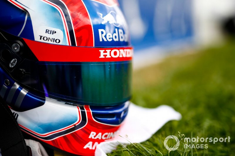 l casco de Pierre Gasly, Toro Rosso, con un mensaje de respeto a Anthoine Hubert