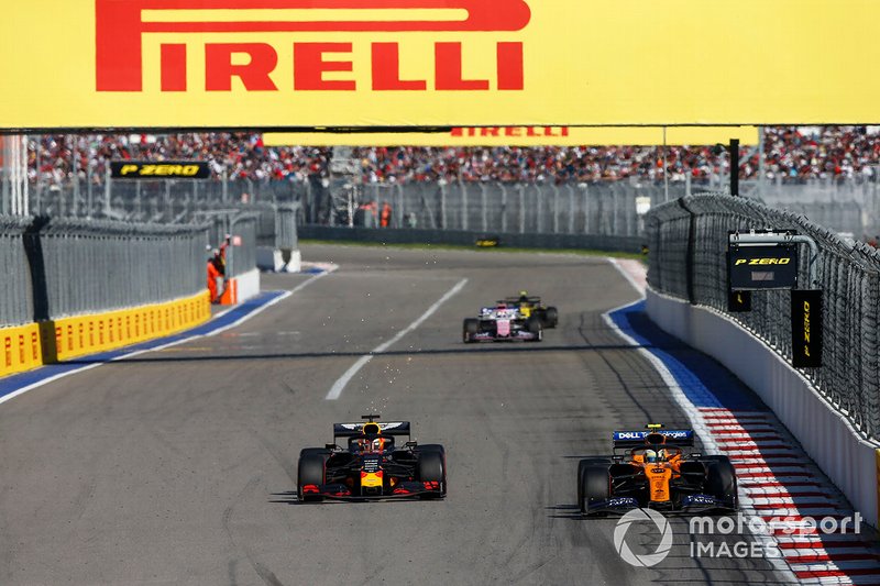 Lando Norris, McLaren MCL34, precede Max Verstappen, Red Bull Racing RB15