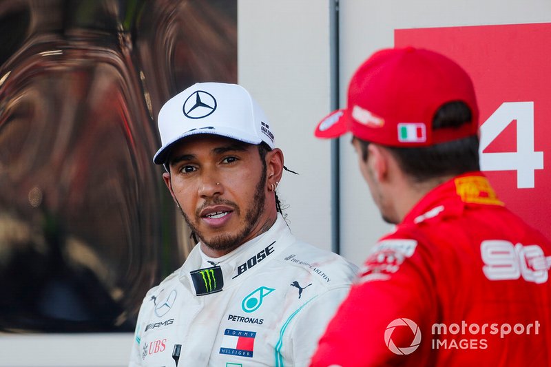 Il vincitore della gara Lewis Hamilton, Mercedes AMG F1, e Charles Leclerc, Ferrari