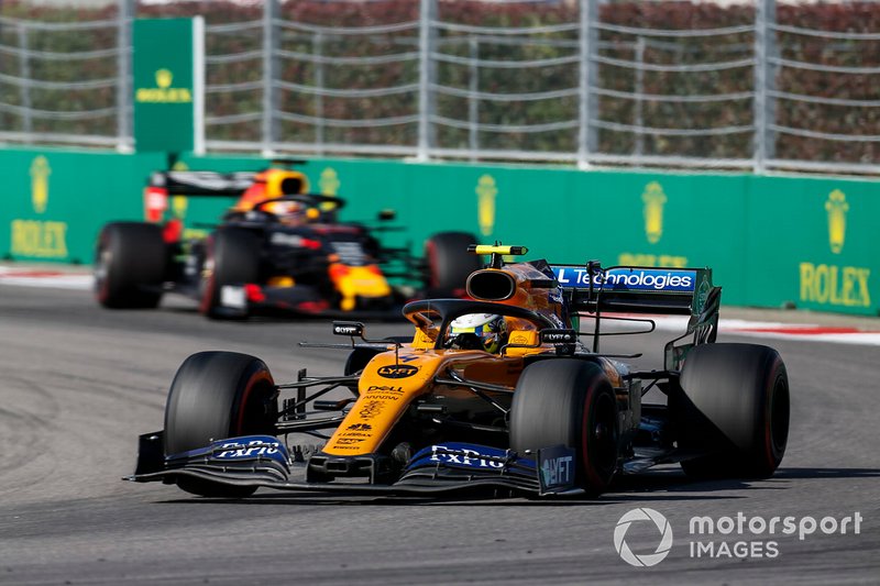 Lando Norris, McLaren MCL34, devant Max Verstappen, Red Bull Racing RB15