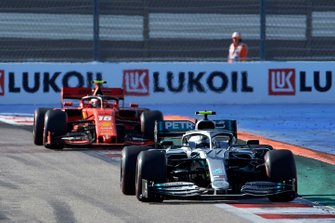 Valtteri Bottas, Mercedes AMG W10, precede Carlos Sainz Jr., McLaren MCL34