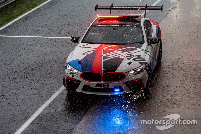 Coche de seguridad en la lluvia
