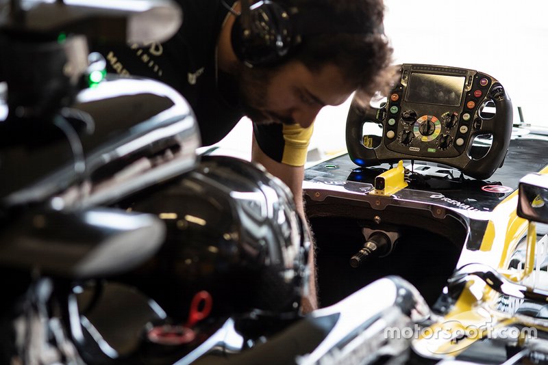 Guanyu Zhou, Academia Renault Sport, prueba el Renault 2017 F1