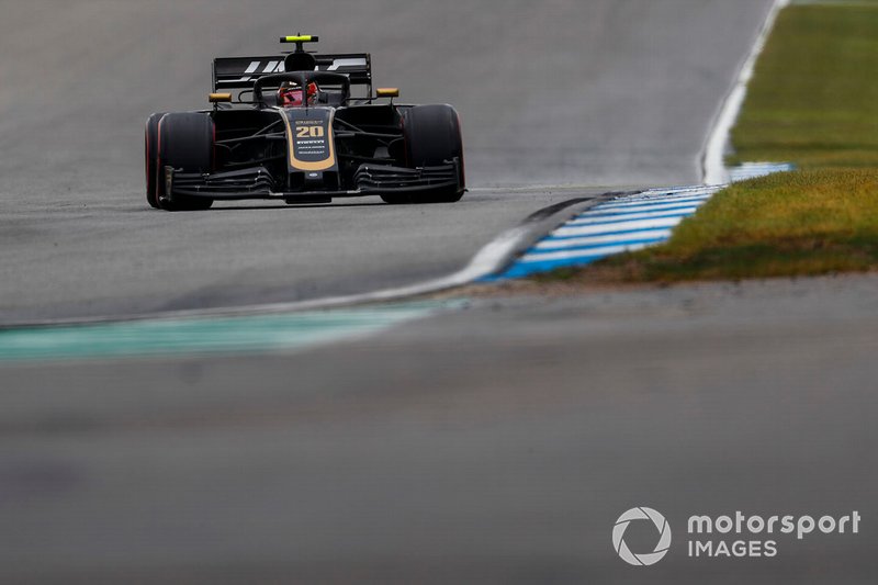 En la vuelta 22, después de mucho dilema sobre el secado de la pista, llegó la primera apuesta: Kevin Magnussen puso neumáticos blandos y abrió la ventana de cambio a gomas de seco