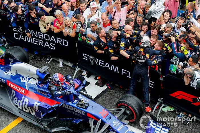 Ganador, Max Verstappen, Red Bull Racing y Daniil Kvyat, Toro Rosso STR14 