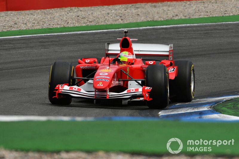 Mick Schumacher pilote la Ferrari F2004