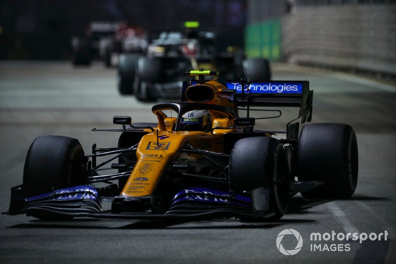 Lando Norris, McLaren MCL34, precede Kevin Magnussen, Haas F1 Team VF-19