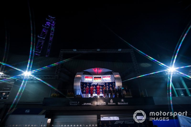Podio: segundo lugar Charles Leclerc, Ferrari, ganador Sebastian Vettel, Ferrari y tercer lugar Max Verstappen, Red Bull Racing