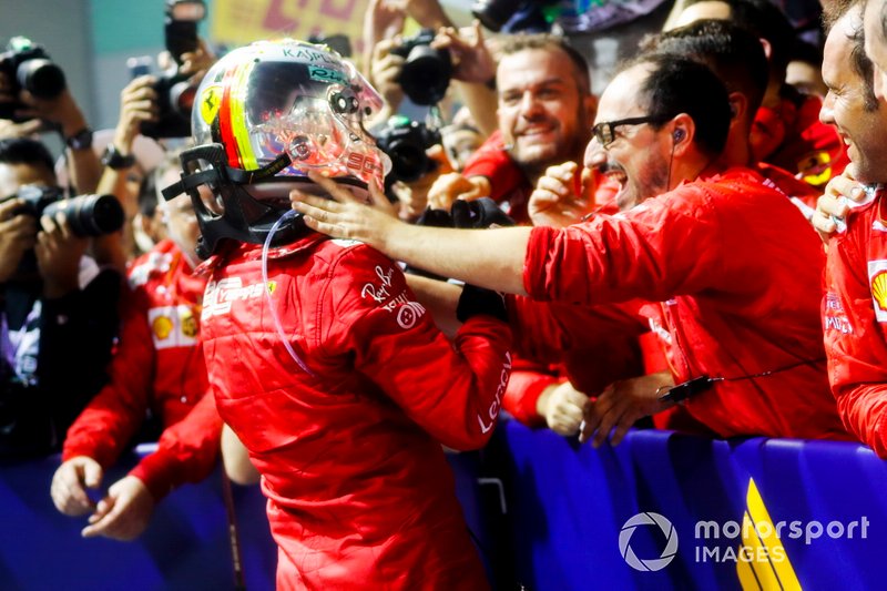Alegria da equipe com o piloto
