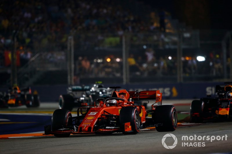 Sebastian Vettel, Ferrari SF90, precede Max Verstappen, Red Bull Racing RB15
