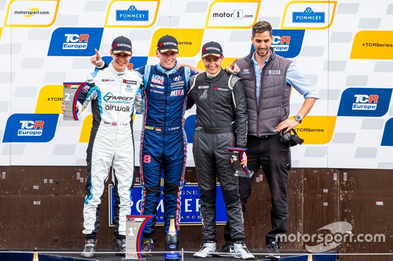 Podio: il vincitore della gara Luca Engstler, M1RA Motorsport Hyundai i30 N TCR, il secondo classificato Josh Files, Target Competition Hyundai i30 N TCR, il terzo classificato Alex Morgan, Wolf-Power Racing Cupra TCR