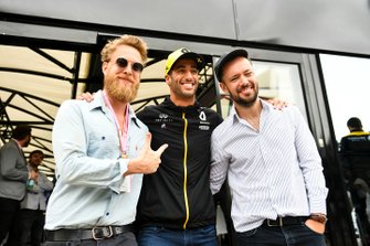 Ted Dwane ve Marcus Mumford ve Daniel Ricciardo, Renault F1 Team