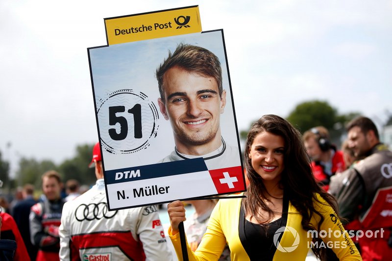 Грид-герл DTM на этапе в «Брэндс-Хэтче»