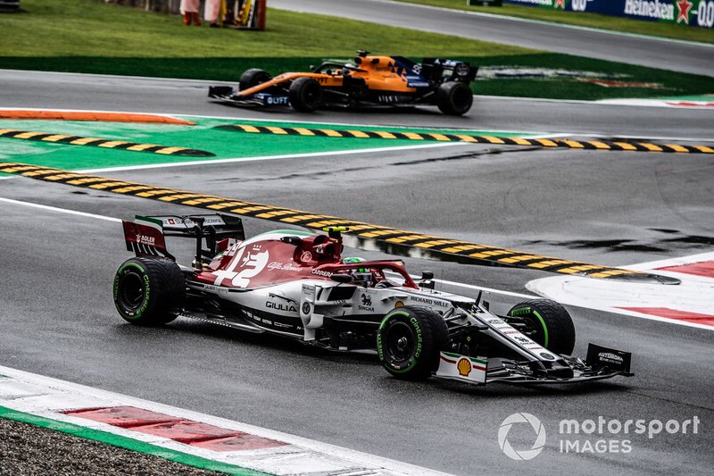 Antonio Giovinazzi, Alfa Romeo Racing C38, Carlos Sainz Jr., McLaren MCL34
