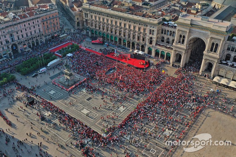 La Piazza Duomo con fans de Ferrari