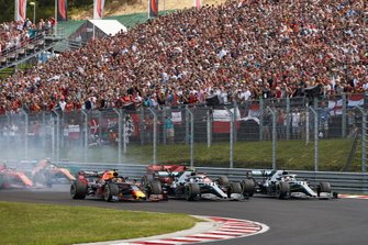 Max Verstappen, Red Bull Racing RB15, precede Lewis Hamilton, Mercedes AMG F1 W10, Valtteri Bottas, Mercedes AMG W10, e il resto delle auto all'inizio della gara