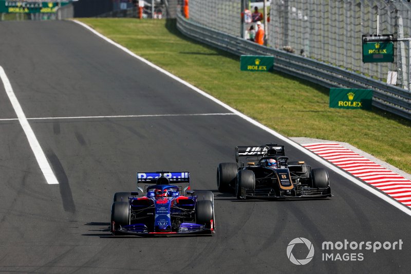 Daniil Kvyat, Toro Rosso STR14, precede Romain Grosjean, Haas F1 Team VF-19