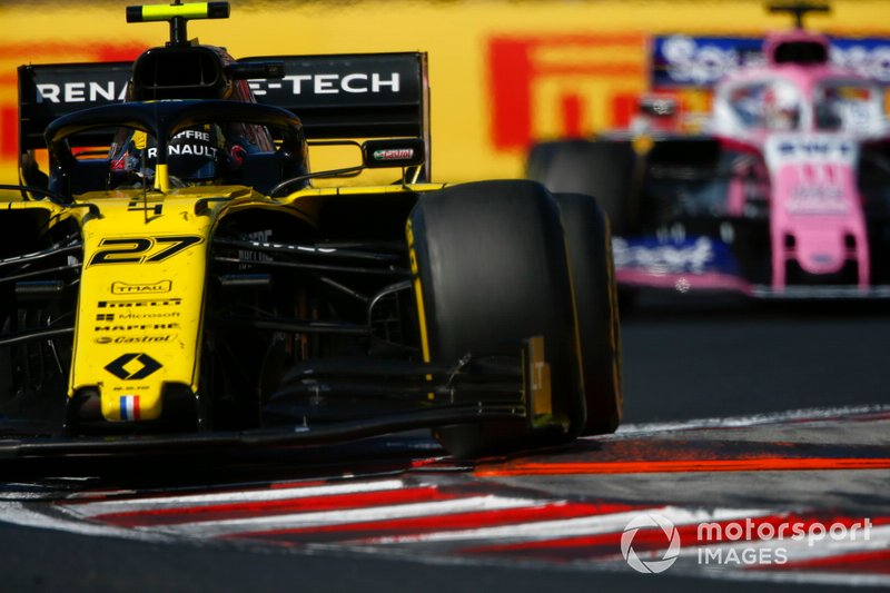 Nico Hulkenberg, Renault F1 Team R.S. 19, precede Sergio Perez, Racing Point RP19