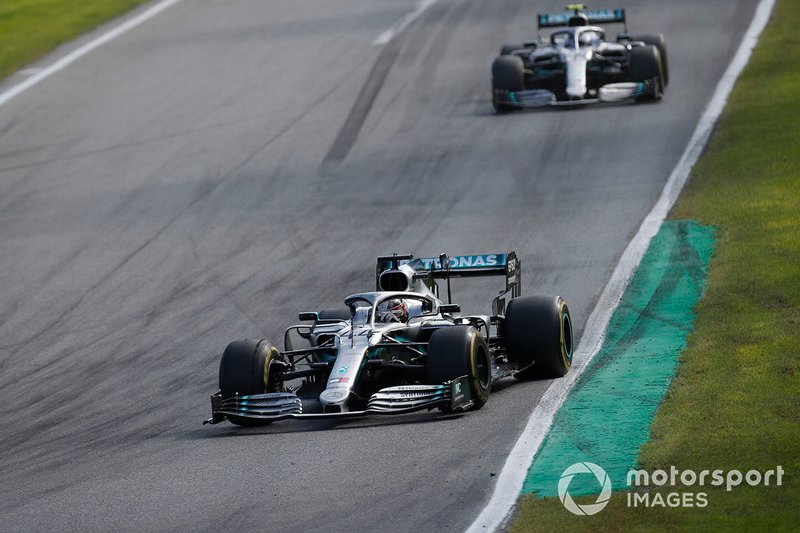 Lewis Hamilton, Mercedes AMG F1 W10, precede Valtteri Bottas, Mercedes AMG W10