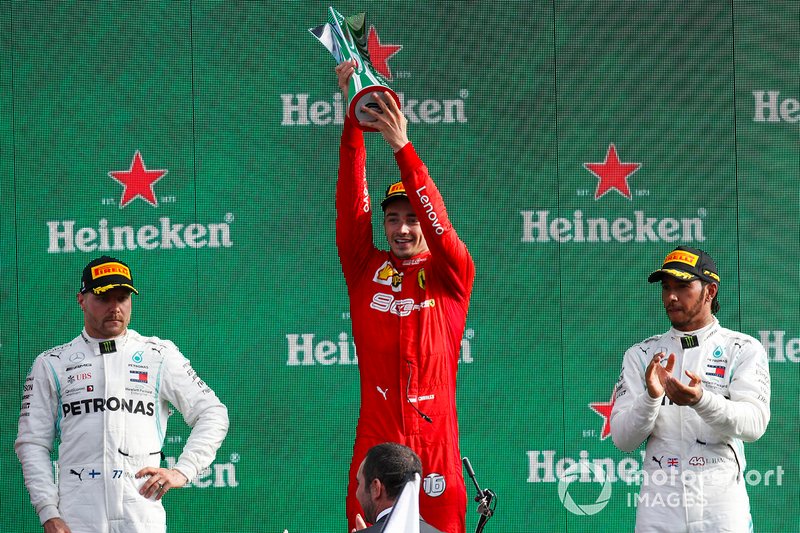 Podio: segundo lugar Valtteri Bottas, Mercedes AMG F1, ganador Charles Leclerc, Ferrari, y tercer lugar Lewis Hamilton, Mercedes AMG F1