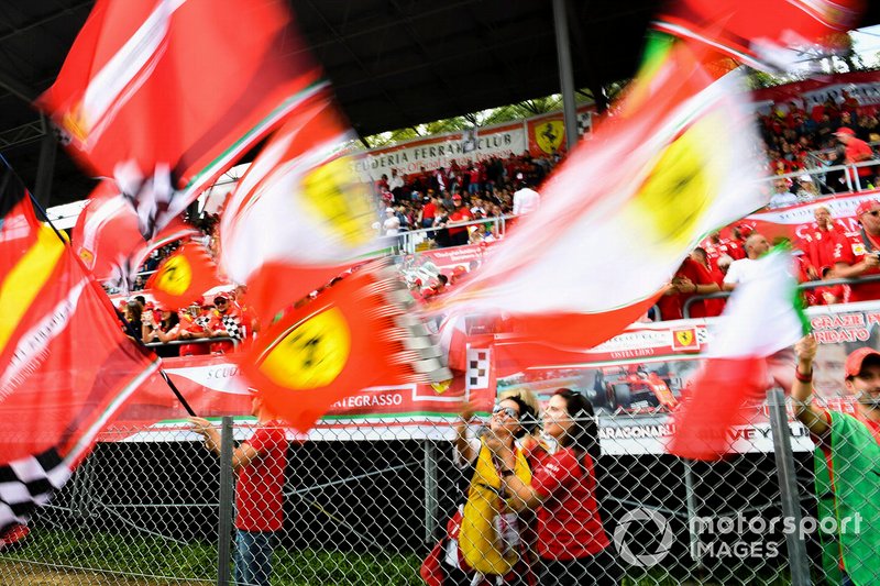 Fan sventolano la bandiera della Ferrari