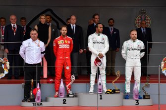 Ron Meadows, Sporting Director, Mercedes AMG, Sebastian Vettel, Ferrari, 2e plaats, Lewis Hamilton, Mercedes AMG F1, 1e plaats, en Valtteri Bottas, Mercedes AMG F1, 3e plaats, op het podium