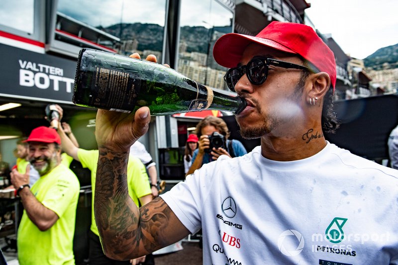 Lewis Hamilton, Mercedes AMG F1, 1st position, celebrates with his team