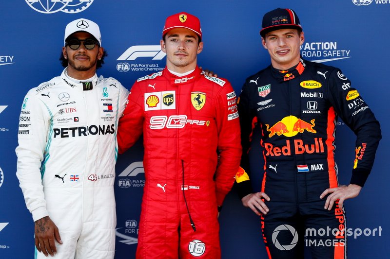 Segundo Lewis Hamilton, Mercedes AMG F1, ganador de la pole Charles Leclerc, Ferrari y tercero Max Verstappen, Red Bull Racing en Parc Ferme