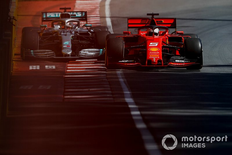 Sebastian Vettel, Ferrari SF90 y Lewis Hamilton, Mercedes AMG F1 W10