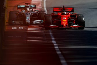 Sebastian Vettel, Ferrari SF90, voor Lewis Hamilton, Mercedes AMG F1 W10