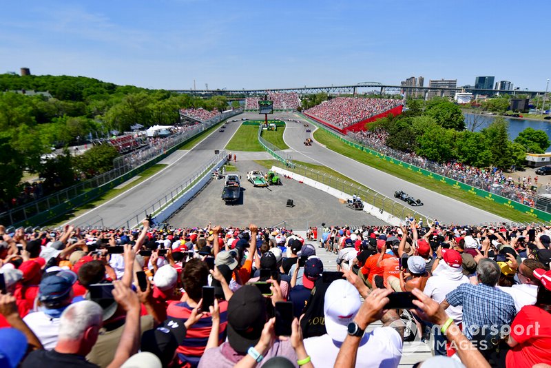 Valtteri Bottas, Mercedes AMG W10, leads Max Verstappen, Red Bull Racing RB15, Lando Norris, McLaren MCL34, and the remainder of the field on the opening lap