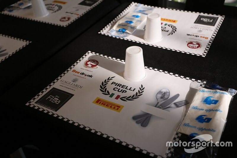 Tovaglietta con il logo della Pirelli Cup