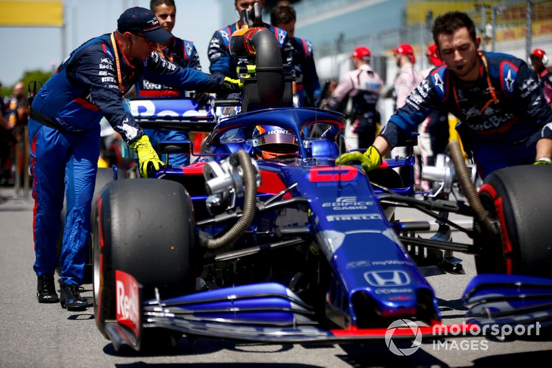Alexander Albon, Toro Rosso STR14, arrives on the grid