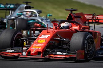 Sebastian Vettel, Ferrari SF90, voor Lewis Hamilton, Mercedes AMG F1 W10